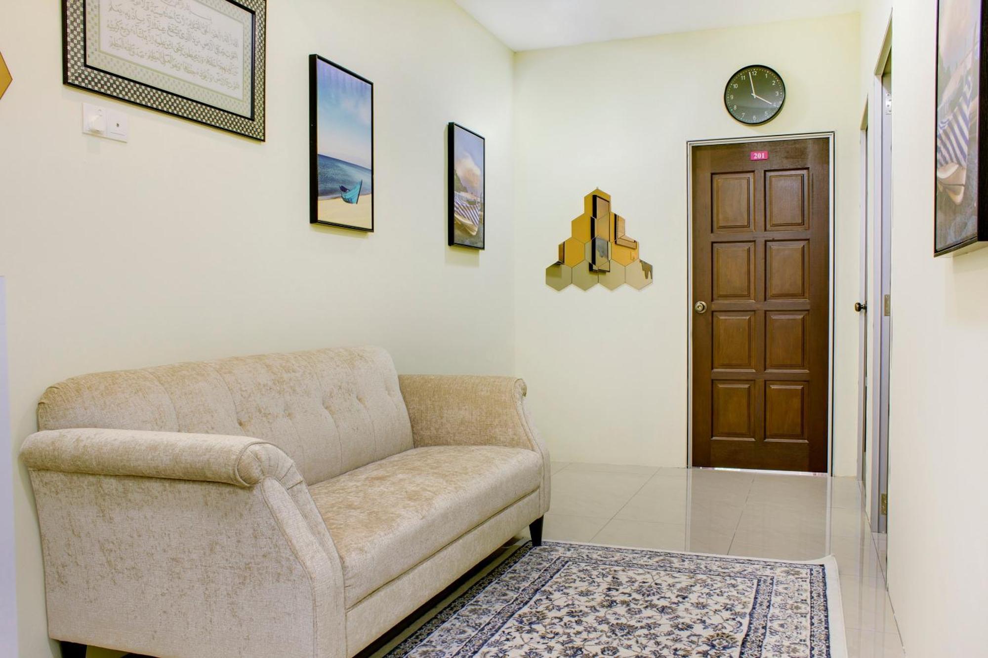 Oyo 90090 Roselyn Inn 2 Pasir Gudang Dış mekan fotoğraf