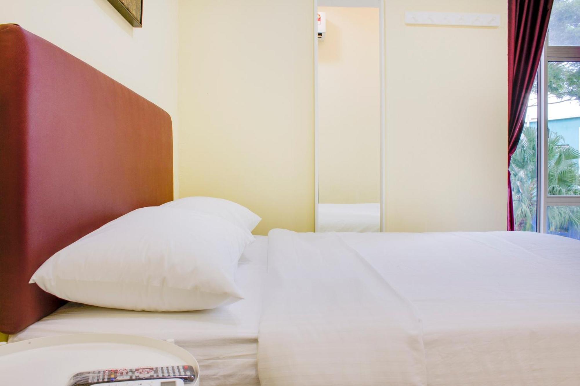 Oyo 90090 Roselyn Inn 2 Pasir Gudang Dış mekan fotoğraf